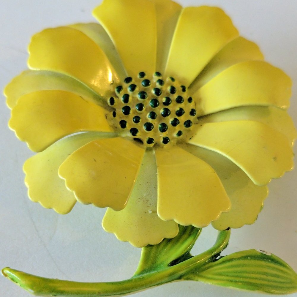 Yellow Daisy Brooch blooming from the 1960s
